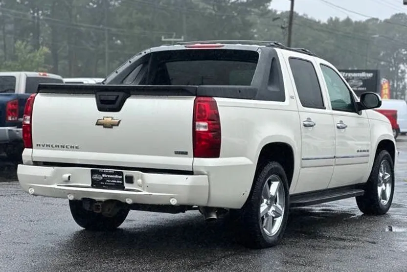 2011 Chevrolet Avalanche LTZ photo 1
