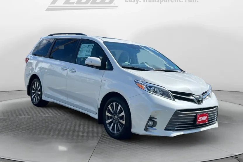 2020 Toyota Sienna XLE photo 1
