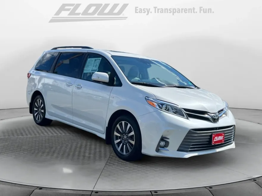 2020 Toyota Sienna XLE photo 1