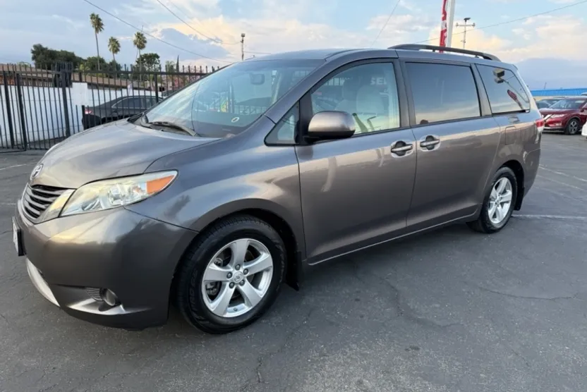 2014 Toyota Sienna LE photo 1