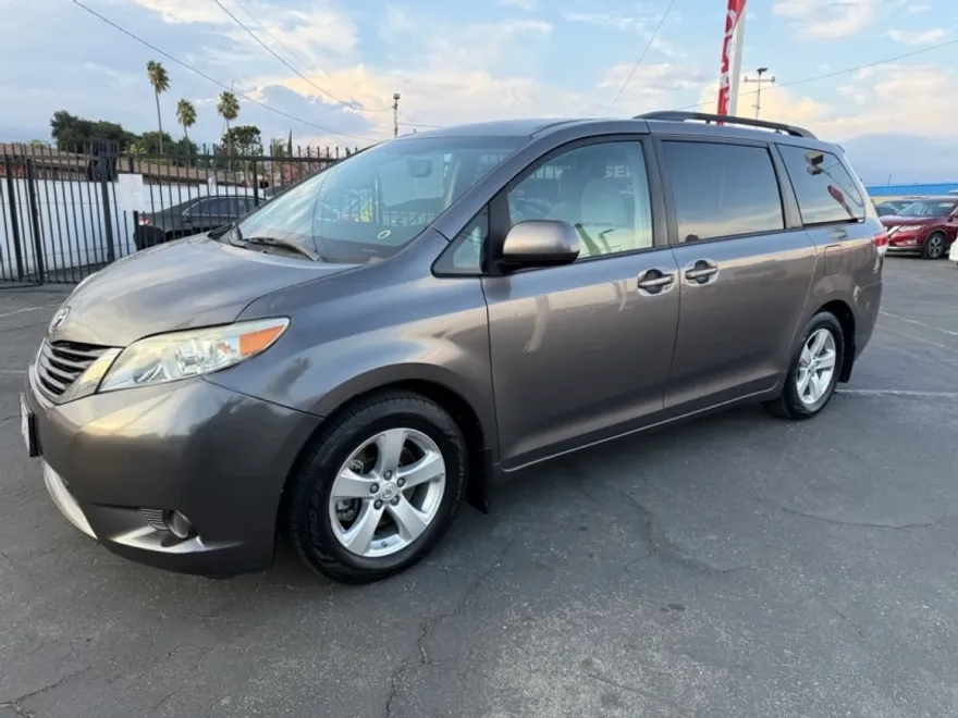 2014 Toyota Sienna LE photo 1