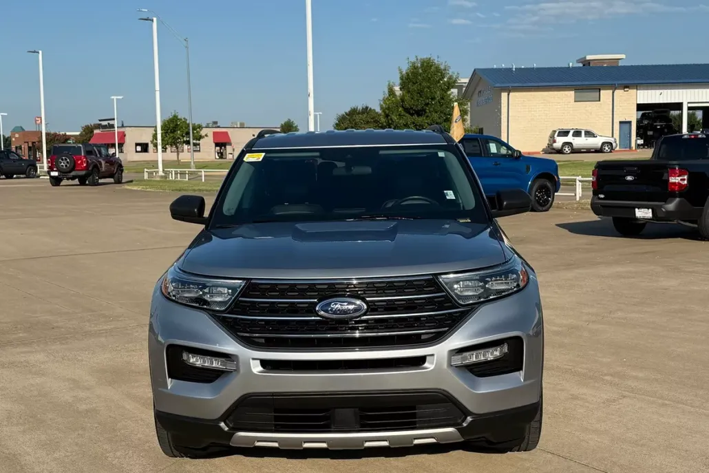 2023 Ford Explorer XLT photo 1