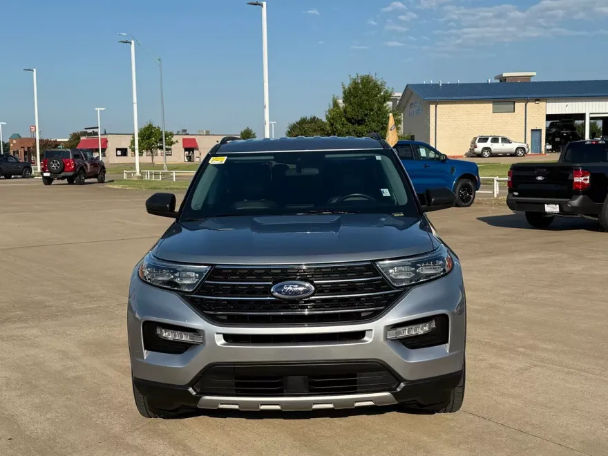 2023 Ford Explorer XLT photo 1