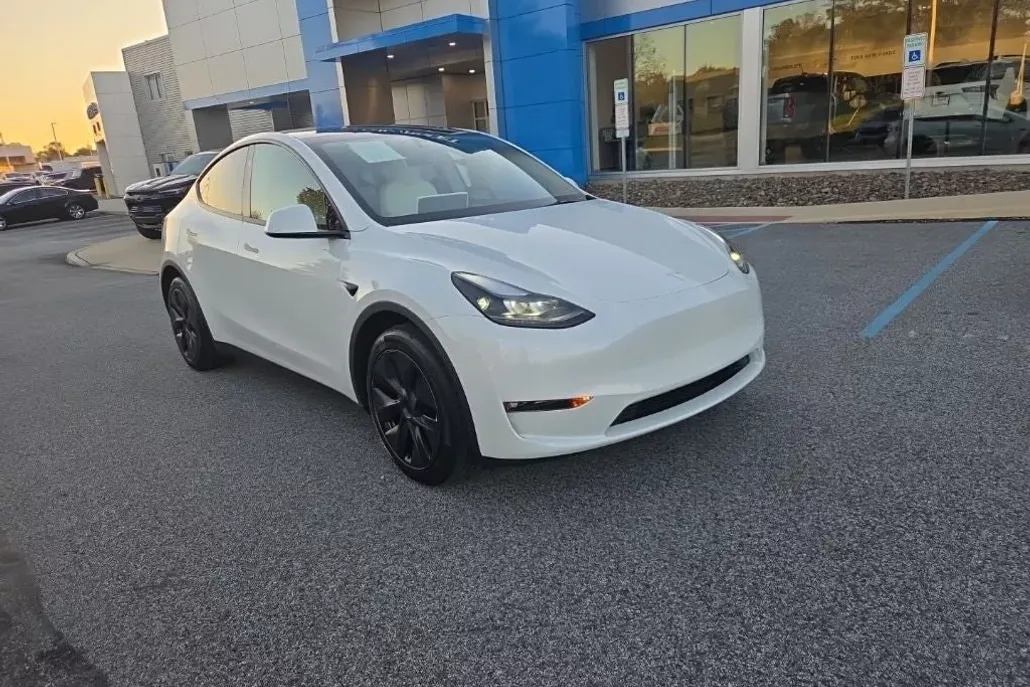 2025 Tesla Model Y Long Range photo 1