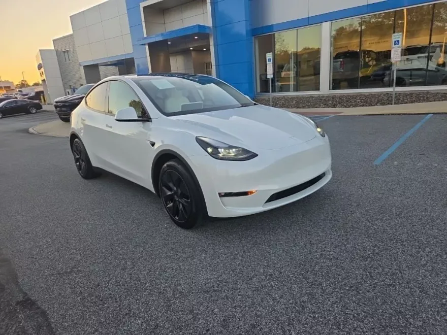 2025 Tesla Model Y Long Range photo 1