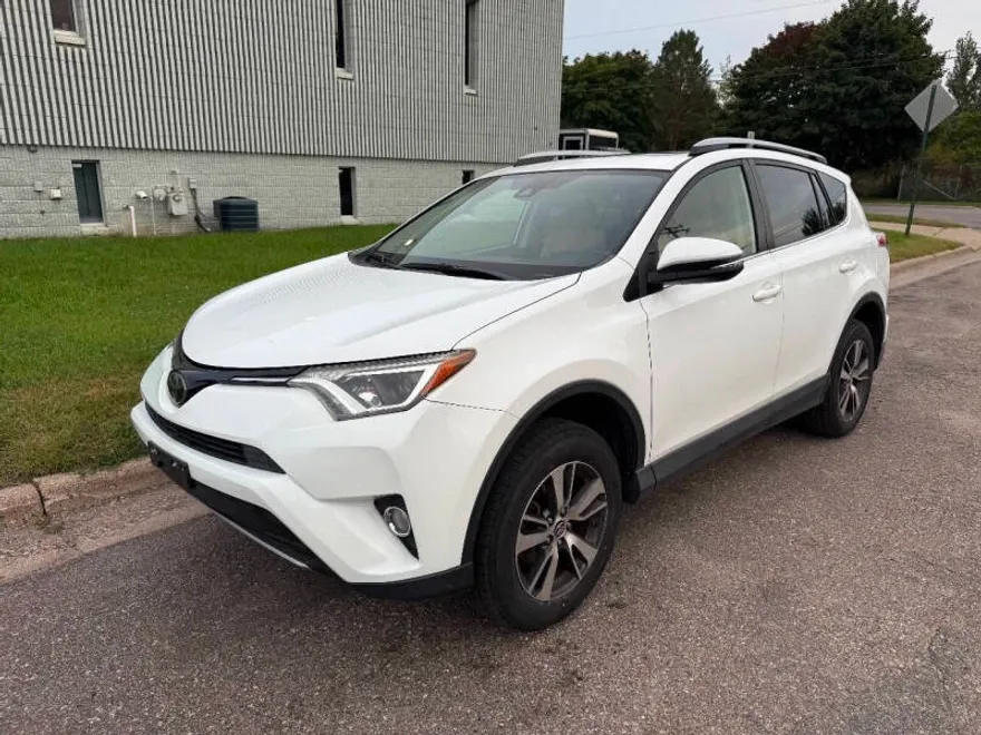 2017 Toyota RAV4 XLE photo 1
