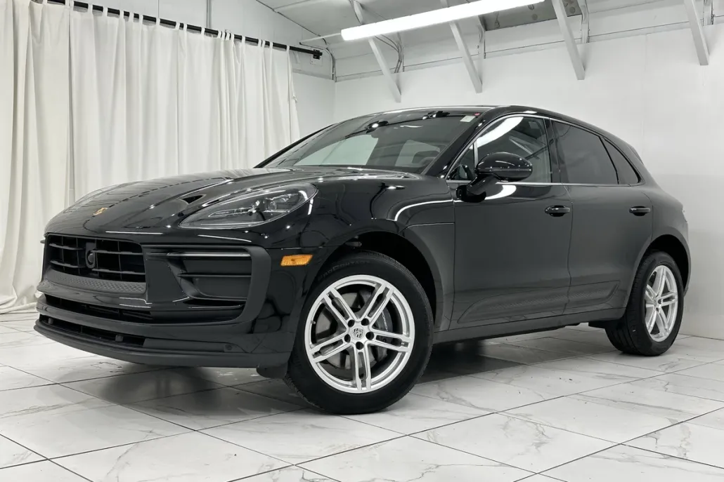 2024 Porsche Macan Base photo 1