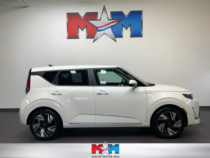 2023 Kia Soul GT-Line photo 1
