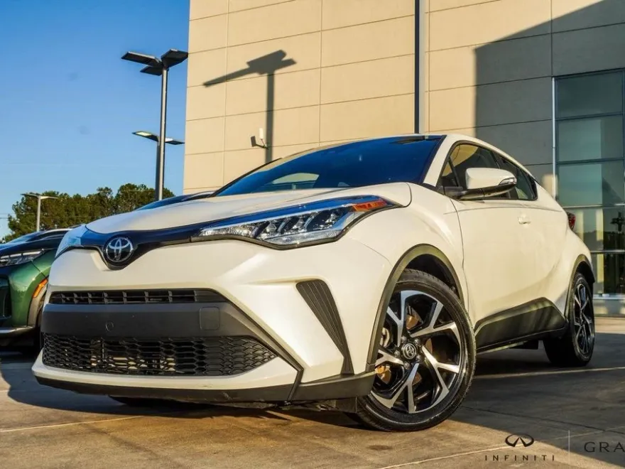 2021 Toyota C-HR XLE photo 1