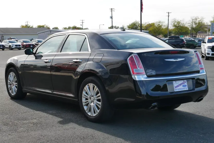 2013 Chrysler 300 photo 1