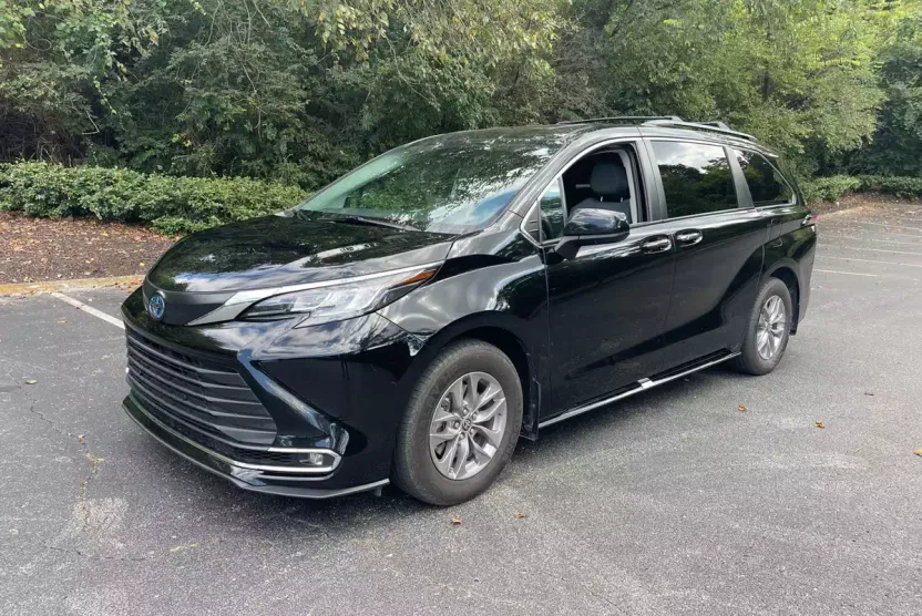 2022 Toyota Sienna XLE photo 1