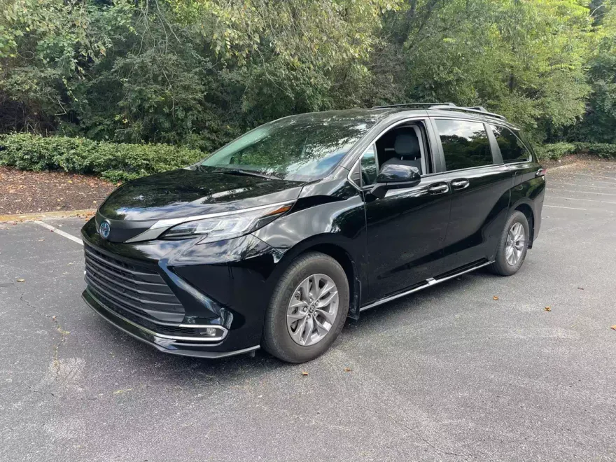 2022 Toyota Sienna XLE photo 1