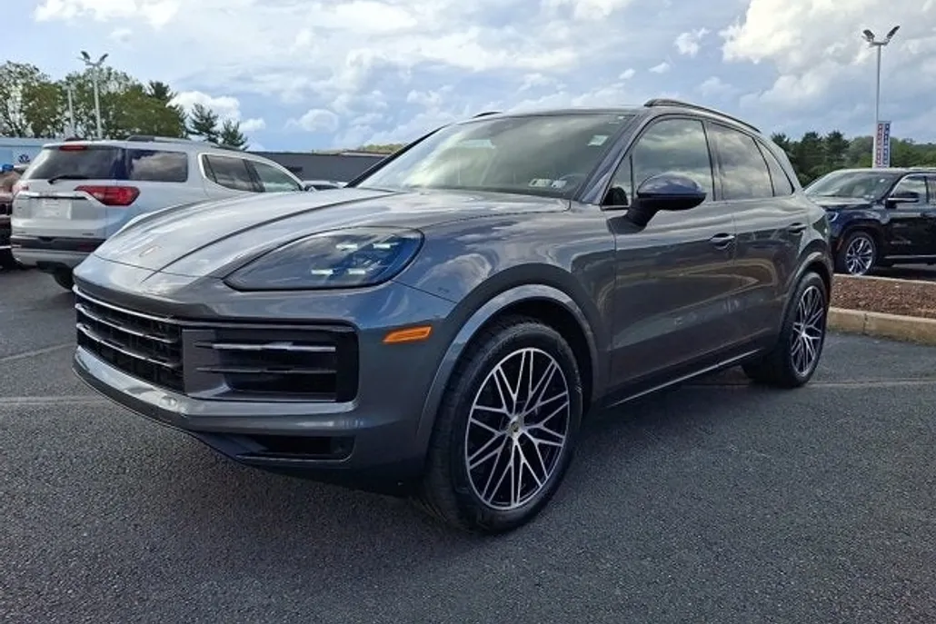 2024 Porsche Cayenne Base photo 1