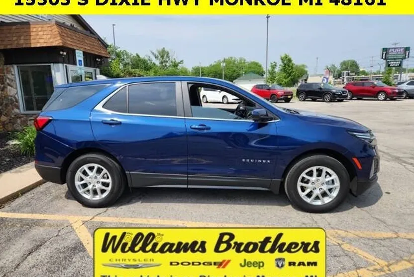 2023 Chevrolet Equinox LT photo 1