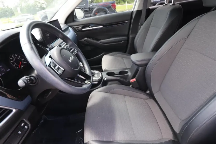 2023 Kia Seltos S photo 1