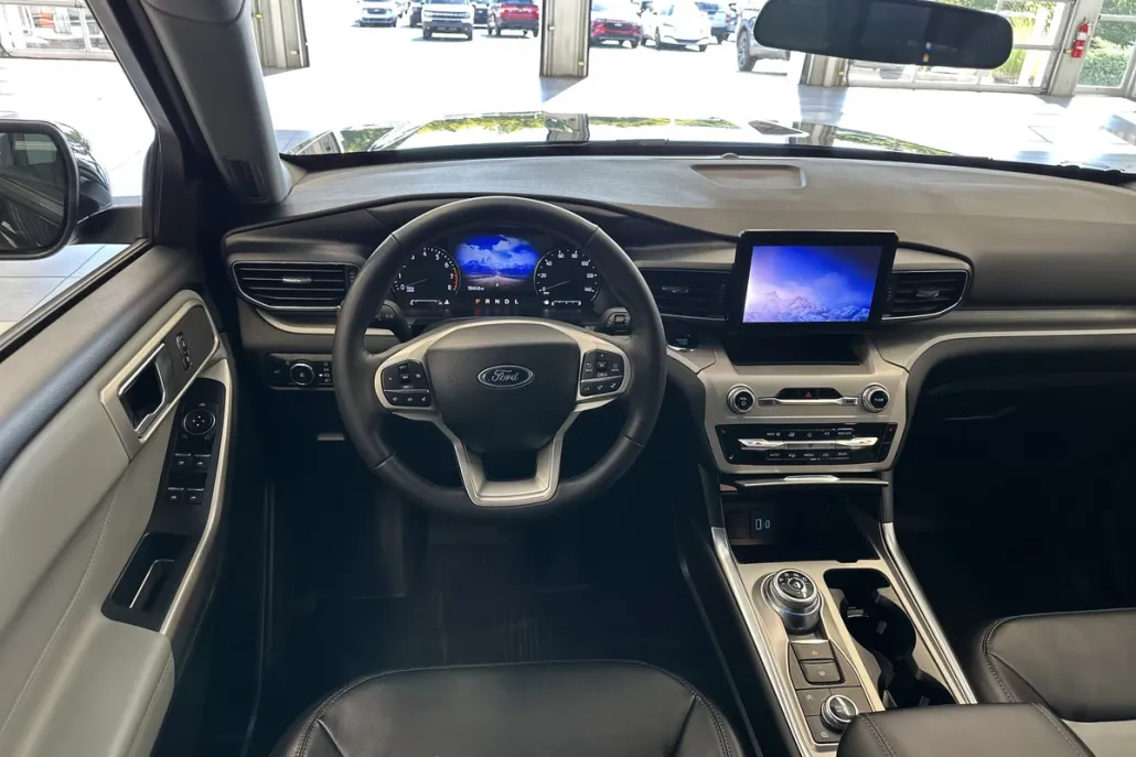 2023 Ford Explorer XLT photo 1