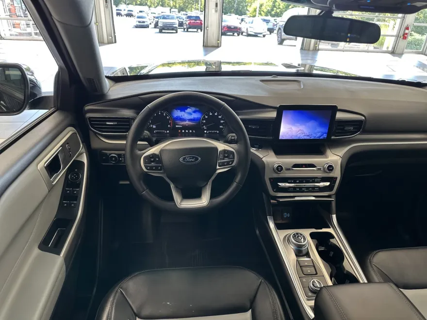 2023 Ford Explorer XLT photo 1