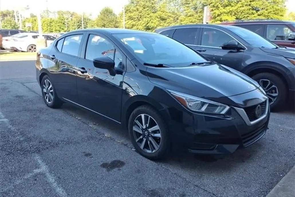 2021 Nissan Versa SV photo 1