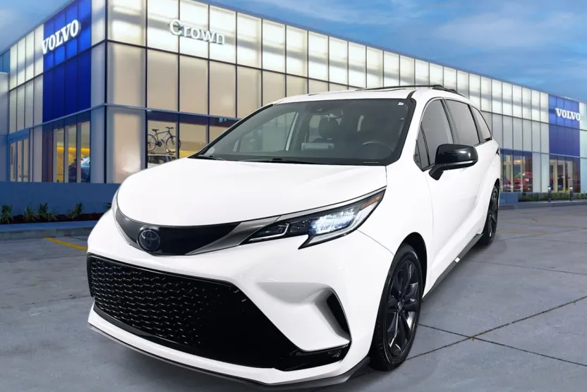 2023 Toyota Sienna XSE photo 1
