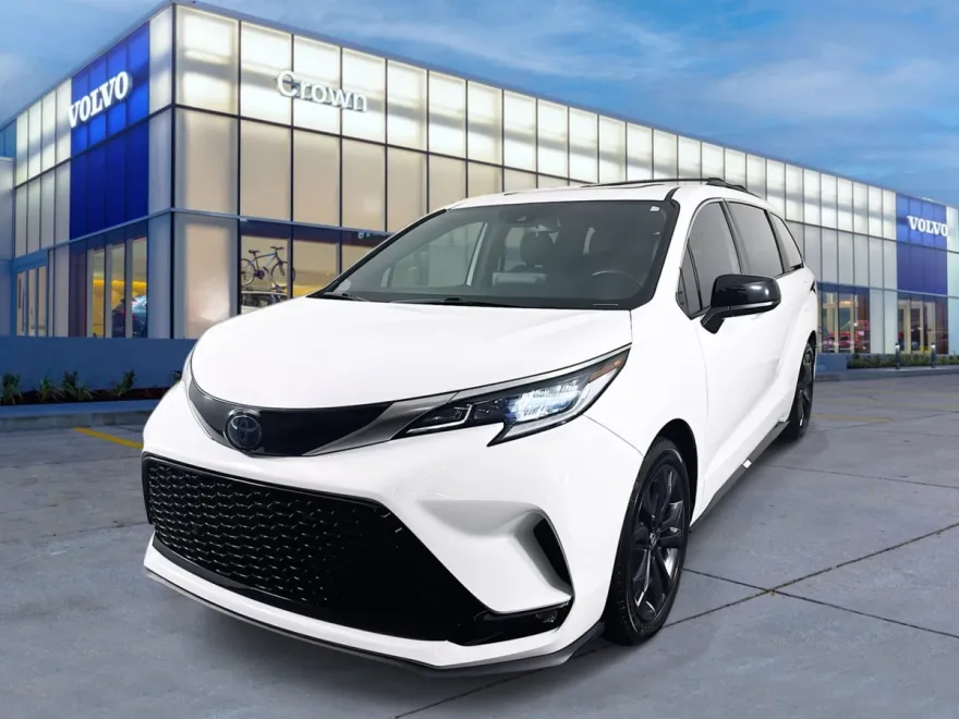 2023 Toyota Sienna XSE photo 1