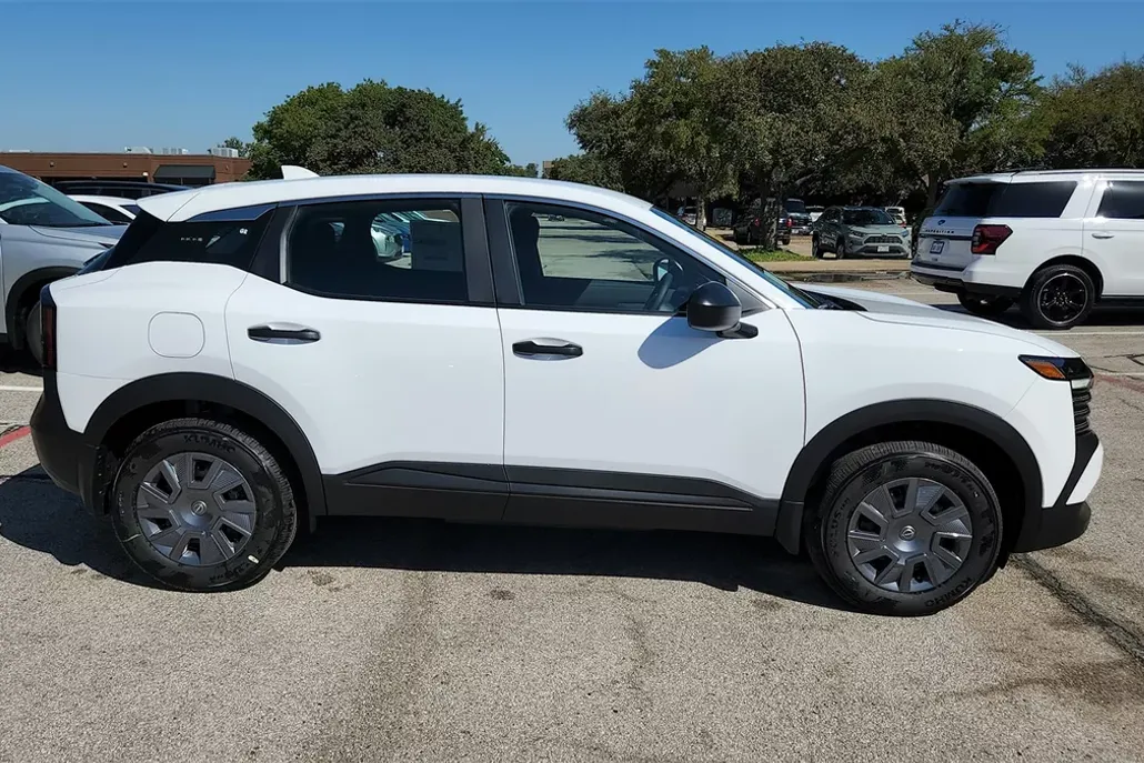 2025 Nissan Kicks Play S photo 1