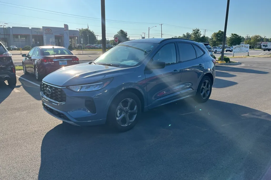 2023 Ford Escape ST-Line photo 1