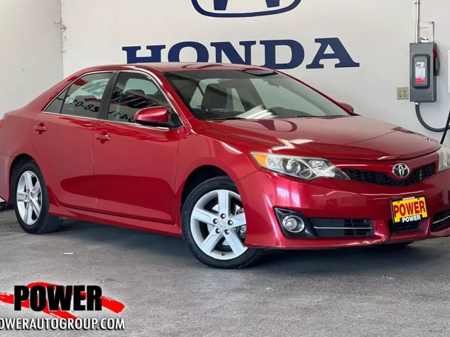 2012 Toyota Camry SE photo 1