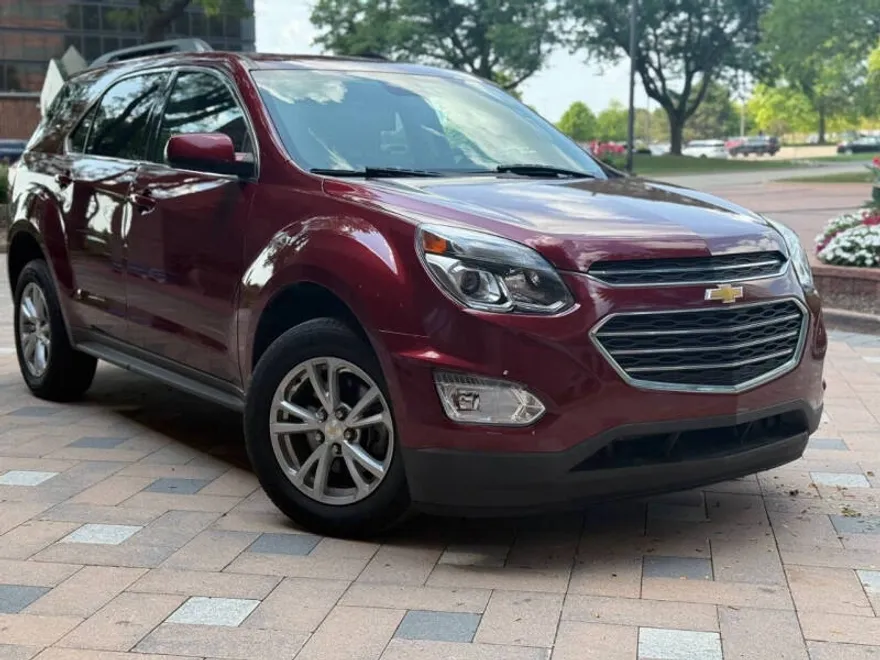 2017 Chevrolet Equinox LT photo 1