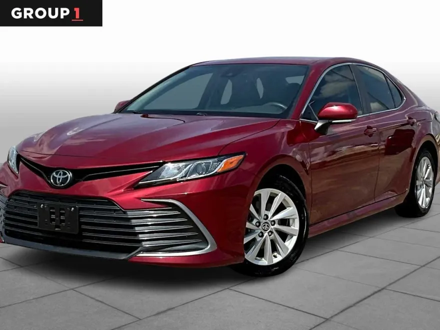 2022 Toyota Camry LE photo 1