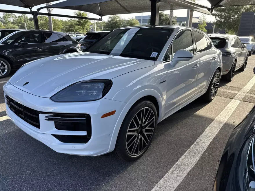 2025 Porsche Cayenne Turbo E-Hybrid photo 1