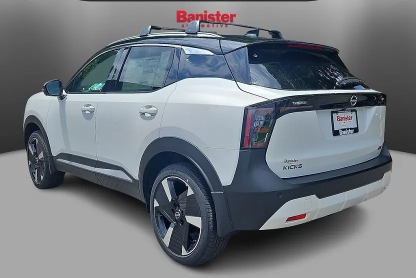 2025 Nissan Kicks SR photo 1