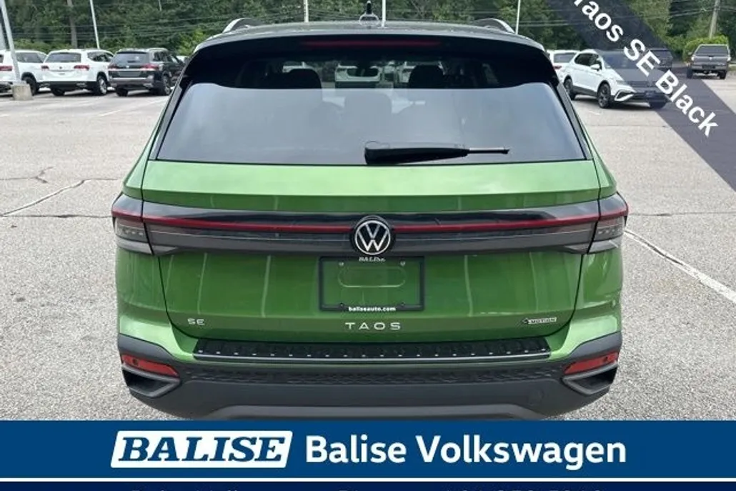 2025 Volkswagen Taos SE photo 1
