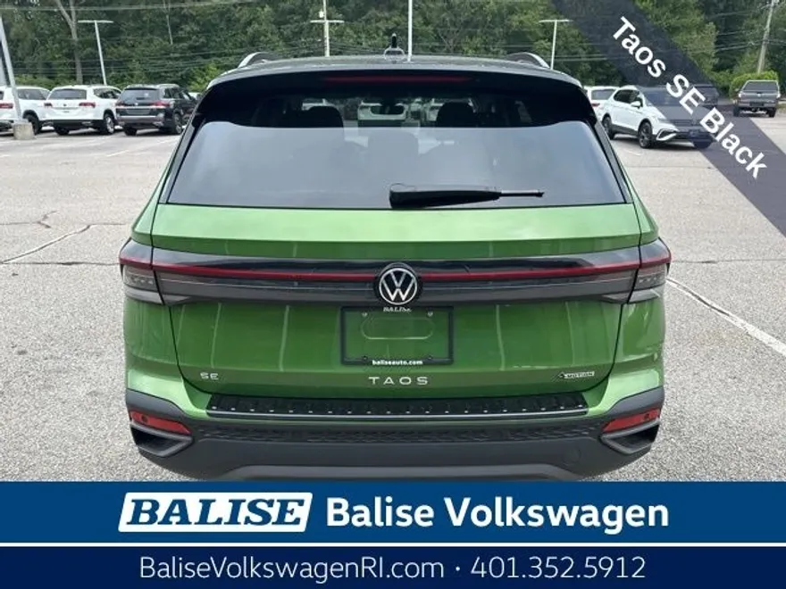 2025 Volkswagen Taos SE photo 1