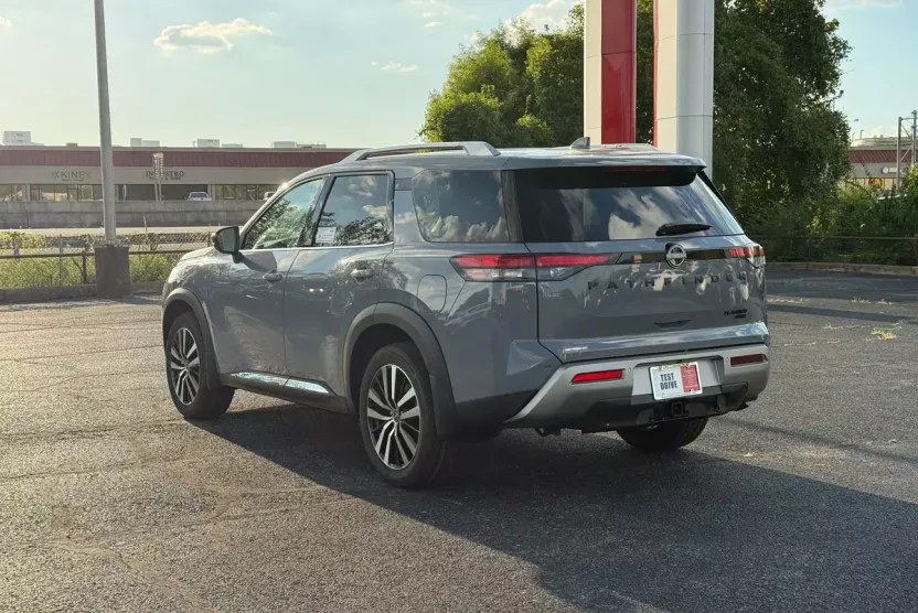 2025 Nissan Pathfinder Platinum photo 1
