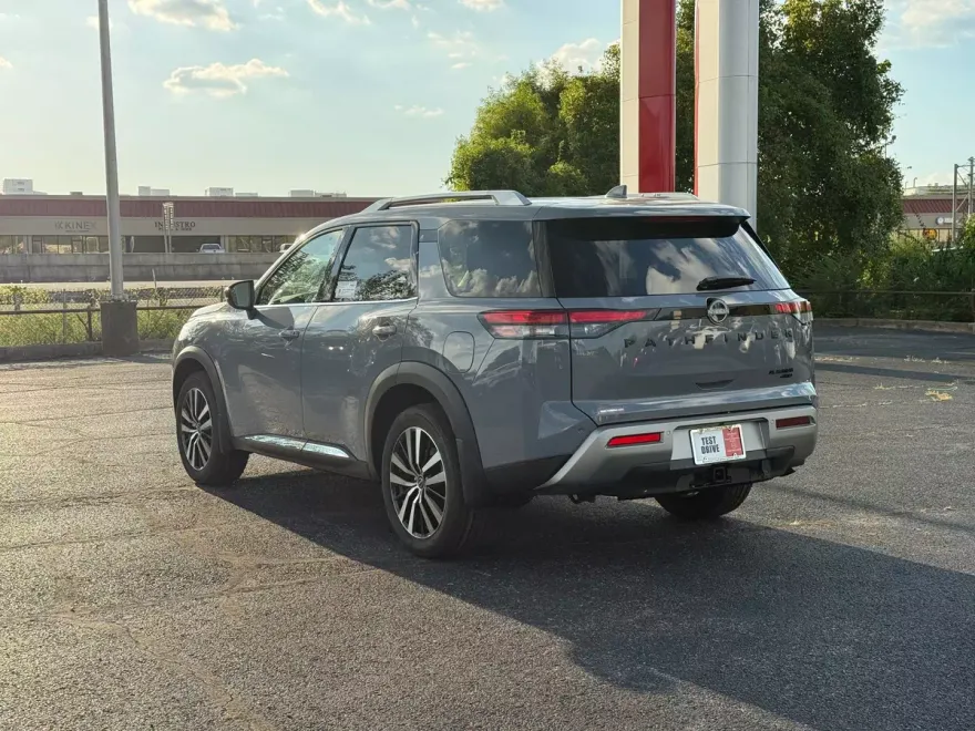 2025 Nissan Pathfinder Platinum photo 1