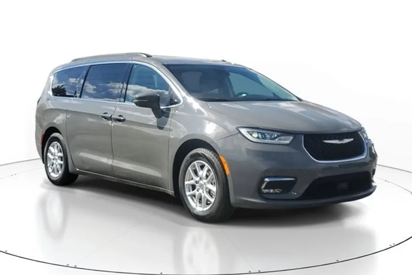 2022 Chrysler Pacifica Touring L photo 1
