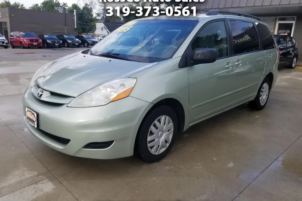 2010 Toyota Sienna LE photo 1