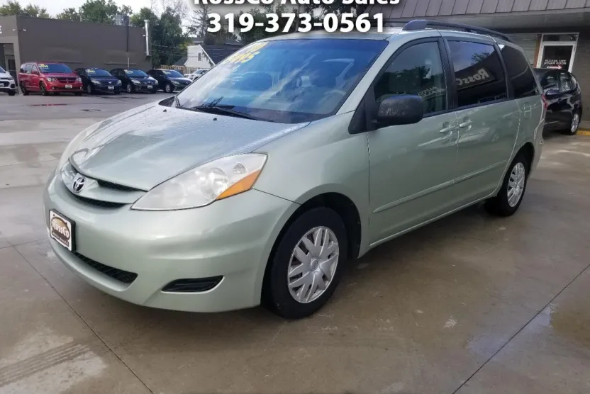 2010 Toyota Sienna LE photo 1