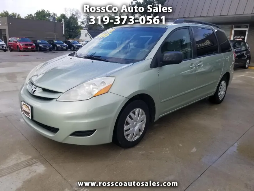2010 Toyota Sienna LE photo 1