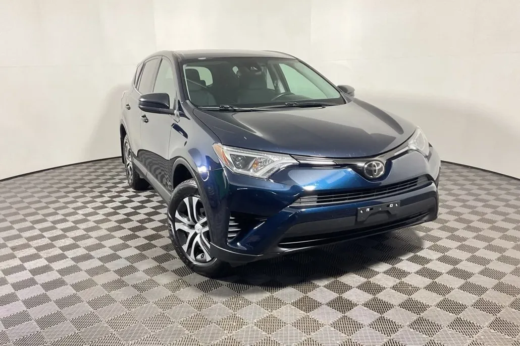 2018 Toyota RAV4 LE photo 1