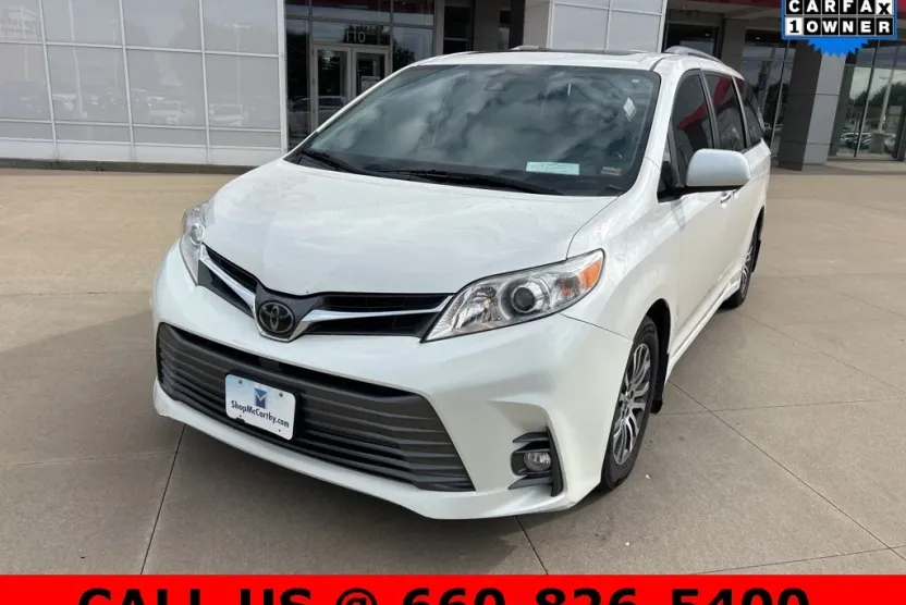 2019 Toyota Sienna XLE photo 1