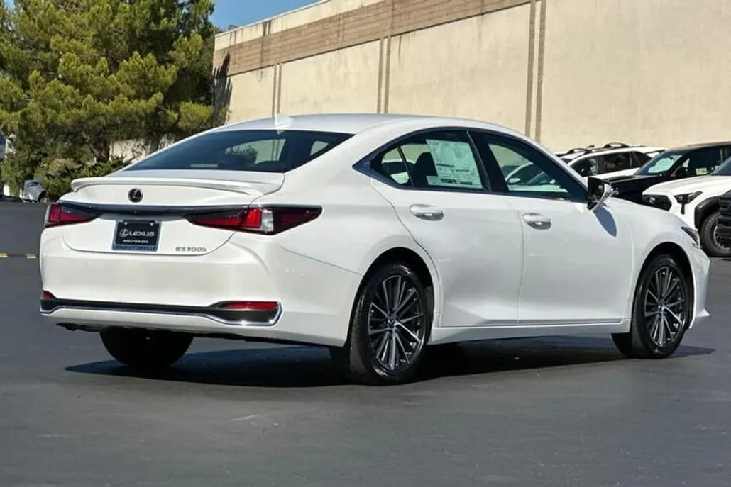 2025 Lexus ES 300h photo 1