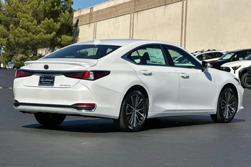 2025 Lexus ES 300h photo 1