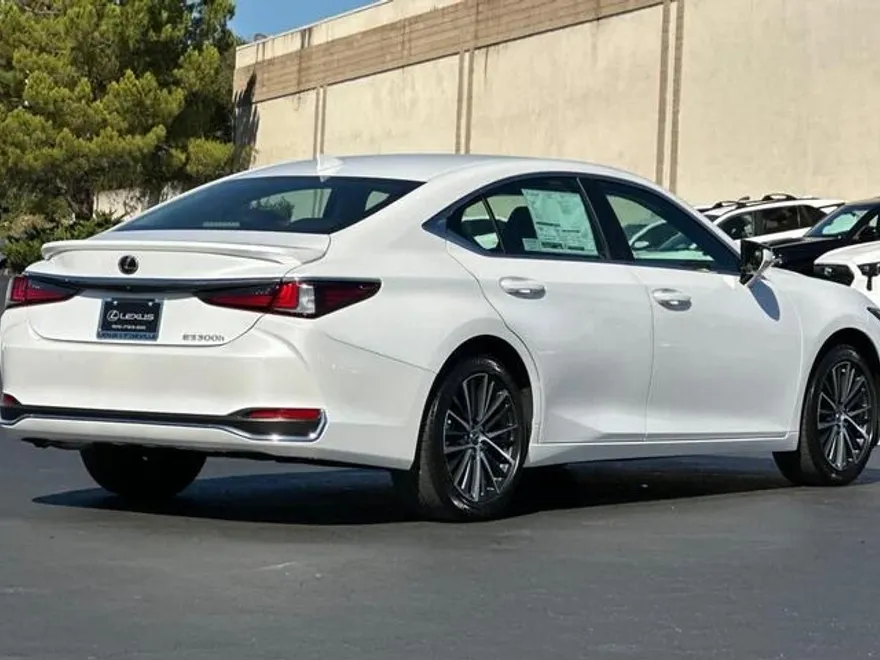 2025 Lexus ES 300h photo 1