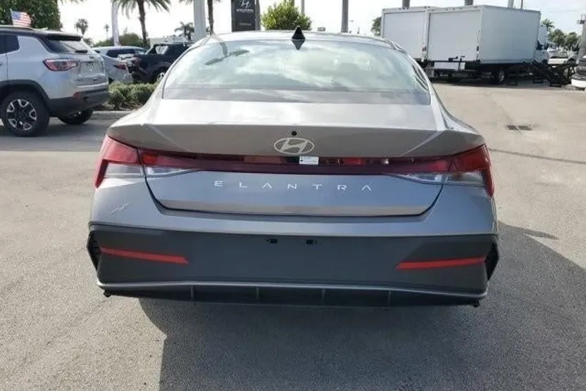 2024 Hyundai Elantra SEL photo 1