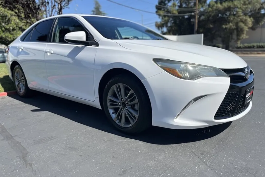 2016 Toyota Camry SE photo 1