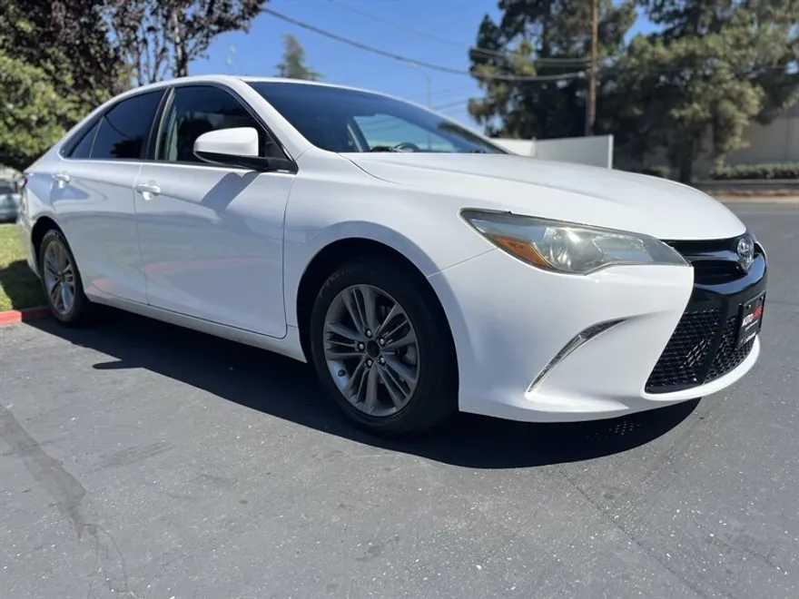 2016 Toyota Camry SE photo 1