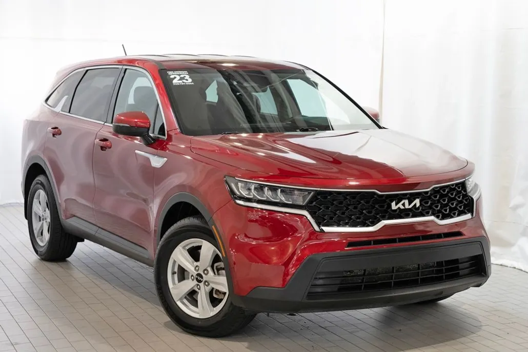 2023 Kia Sorento LX photo 1
