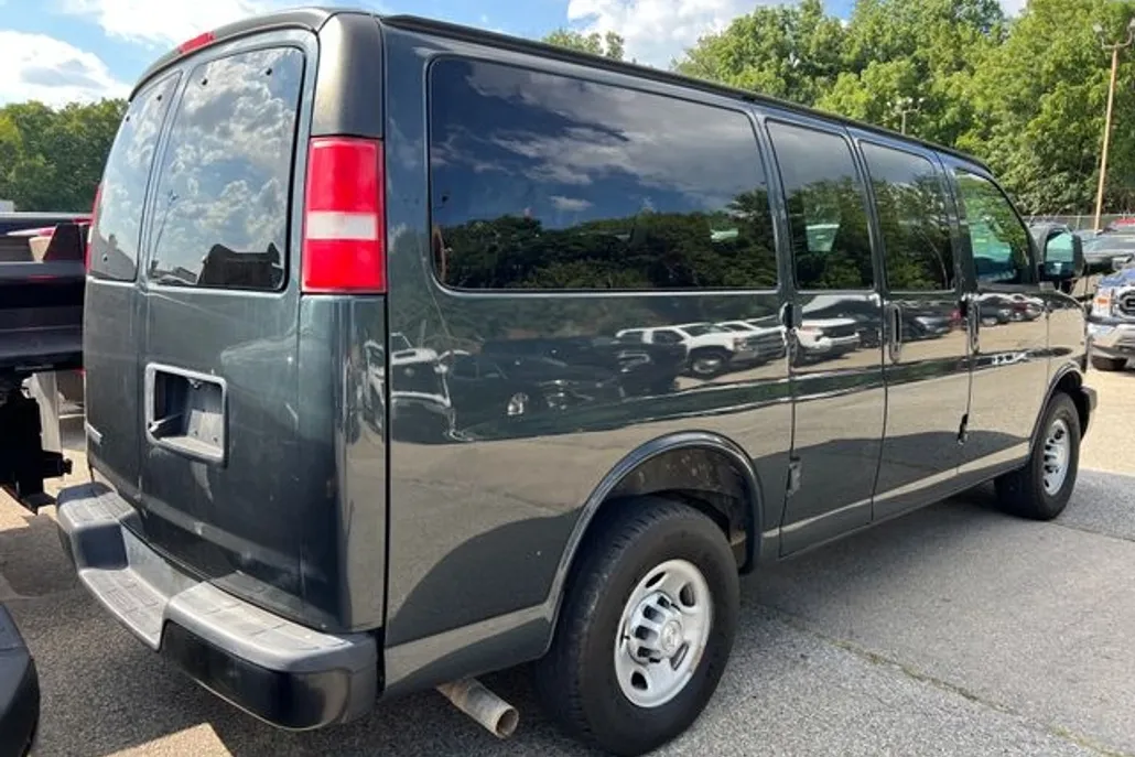 2017 Chevrolet Express Passenger 2500 LS photo 1
