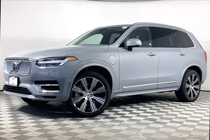 2025 Volvo XC90 T8 Plus photo 1